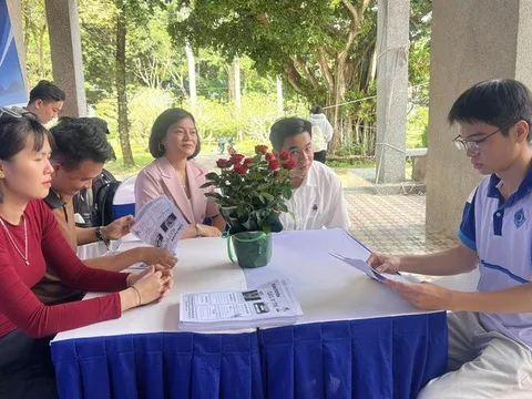 Hỏi lương tháng người đang đi làm, hỏi cả người đã nghỉ hưu rồi khen chê, vô duyên hay chia sẻ?