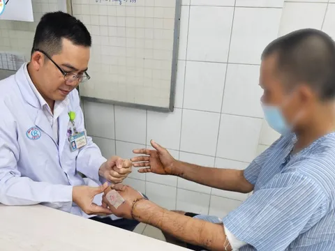 12 giờ căng thẳng nối 2 bàn tay bị chém gần đứt lìa