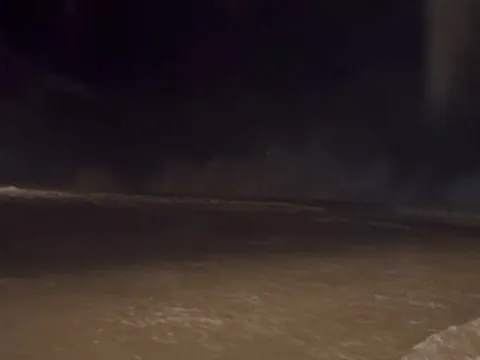 Bão số 13 Kalmaegi giảm cấp, triều cường dâng cao