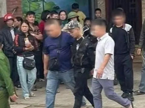 Người dân tri hô, vây bắt nam thanh niên cướp tiệm vàng