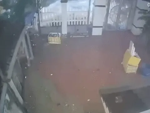 Clip sóng biển tràn dữ dội vào nhà dân do ảnh hưởng bão số 13