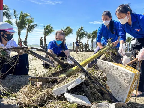 Đà Nẵng: Khẩn trương dọn rác ngổn ngang đường phố sau bão số 13