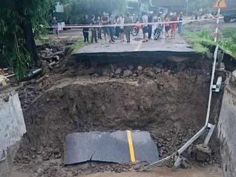 Nước lũ cuốn đứt đường đầu cầu, đường Trường Sơn Đông ách tắc
