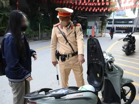 Học sinh bị phạt vì 'đầu trần' đi xe máy, phụ huynh than thở ở nhà cháu vẫn đội