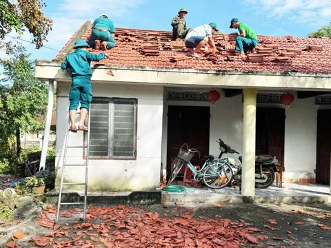 Kinh hoàng lốc xoáy quét qua hàng chục nhà dân ở Đà Nẵng trong đêm
