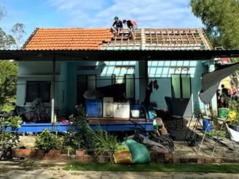 Người dân kể phút lốc xoáy quét qua, hàng loạt nhà tan hoang