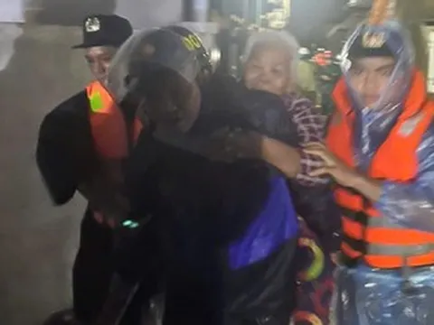 Nước biển dâng trong đêm tràn qua bờ kè, dân hối hả chạy sơ tán