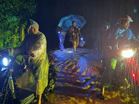 Trưởng thôn báo có vết nứt núi, hàng chục người phải sơ tán khẩn trong bão