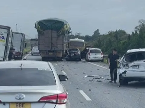 Va chạm liên hoàn trên cao tốc, nhiều xế hộp hư hỏng