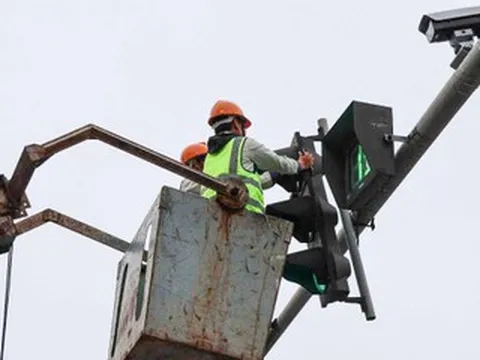 CSGT lý giải nguyên nhân nhiều cột đèn giao thông ở Hà Nội tắt đèn đếm giây