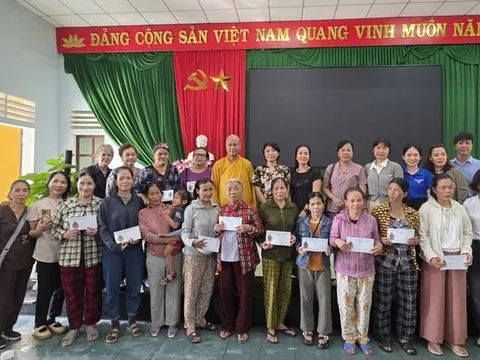 Tình đồng bào vượt biên giới sau lũ dữ