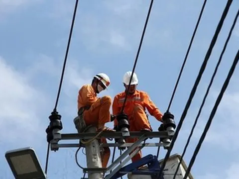 Hậu bão số 13: Gia Lai căng sức khắc phục điện chiếu sáng cho người dân