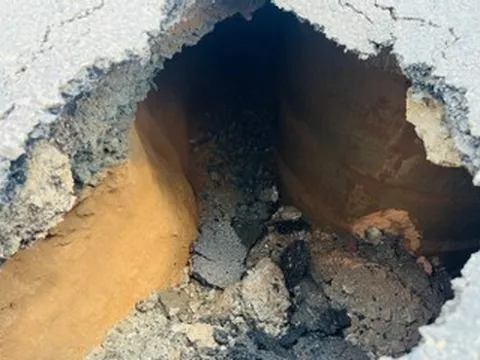 ‘Hố tử thần’ sâu khoảng 2,5m xuất hiện giữa đường ở TPHCM