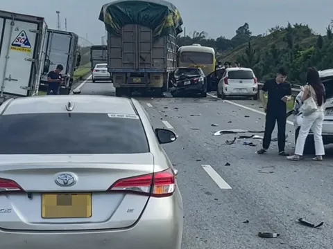 Xe tải tông liên hoàn 5 ô tô trên cao tốc, tài xế bỏ đi khỏi hiện trường