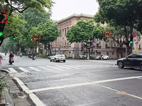 Nhiều trụ đèn tín hiệu ở Hà Nội bỗng 'mất' đèn đếm giây, tài xế lúng túng
