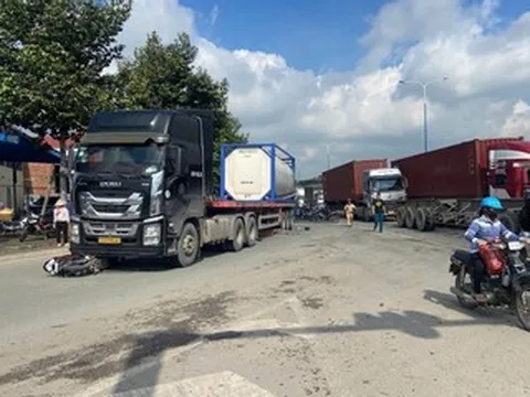 Ông bà chở cháu ngoại trên xe máy va chạm ô tô ở TPHCM, cả 3 tử vong