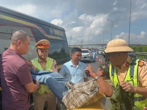 Tài xế có dấu hiệu đột quỵ khi chở khách trên cao tốc, nhiều người hoảng hốt