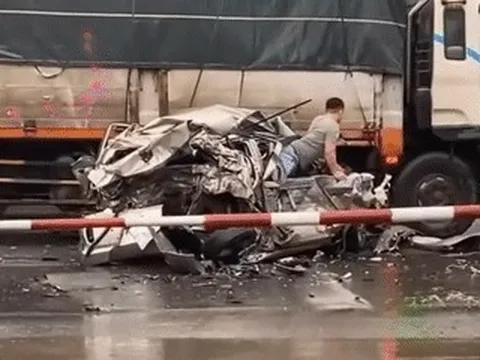 Xe con bị 'vò nát' sau va chạm liên hoàn, bất ngờ cảnh tài xế sống sót bước ra