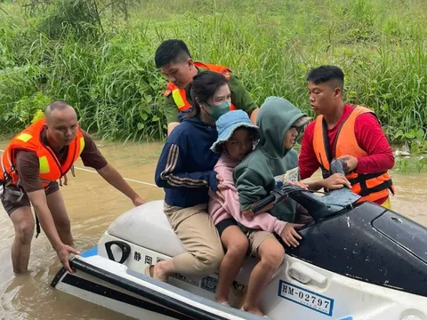 Lâm Đồng: Mưa lớn kéo dài, người dân tất tả chạy lũ