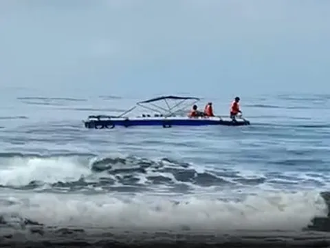 Nam du khách 44 tuổi bị sóng cuốn mất tích khi tắm biển