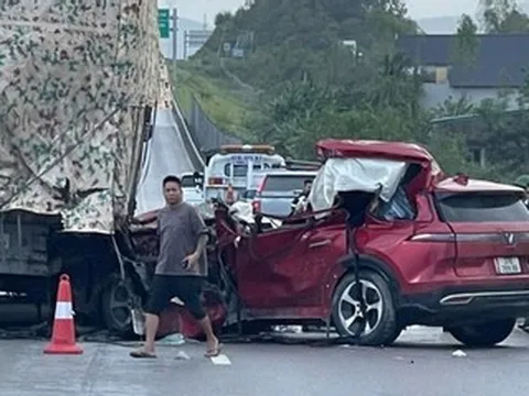 Ô tô 7 chỗ đâm đuôi xe tải trên cao tốc, tài xế tử vong tại chỗ