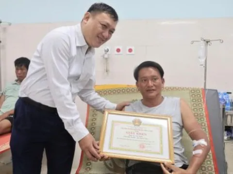 2 người dân và chủ tàu nhận giấy khen của Chủ tịch đặc khu Lý Sơn