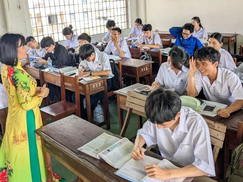 Cửa phòng học, mái ngói bị gió bão thổi bay, học sinh vẫn trở lại trường