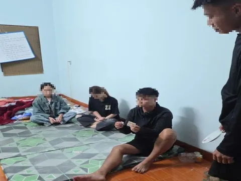 Kiểm tra khu nhà ở của nhóm "chăn dắt gái", phát hiện nhóm đối tượng dương tính ma túy