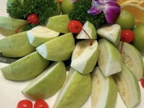 Ổi được ví như 'siêu trái cây', nhưng ai không nên ăn?