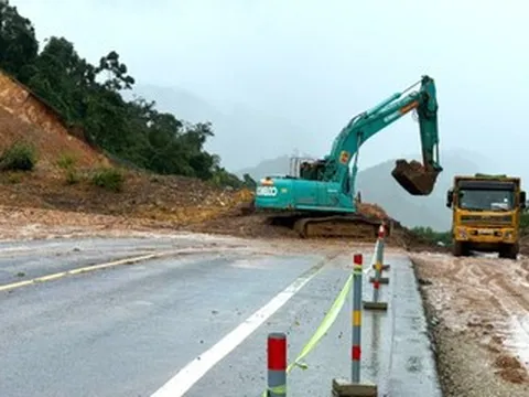 Cao tốc La Sơn - Túy Loan tạm lưu thông một làn, cấm xe tải và xe khách