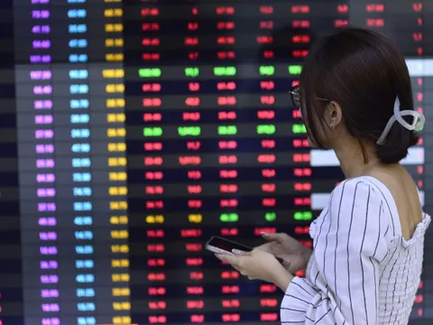 Chứng khoán lại gây bất ngờ sau khung 14h