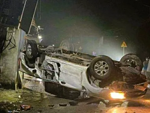 Ô tô tông gãy cột điện, làm thương vong 2 vợ chồng giáo viên