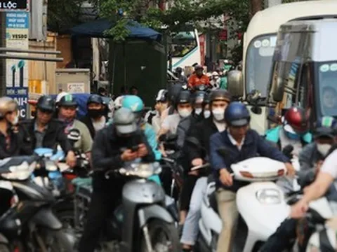 Cục CSGT phản hồi thông tin 'Dùng điện thoại khi dừng đèn đỏ có thể bị phạt'