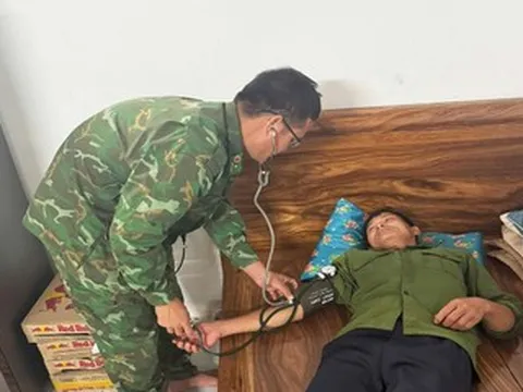 Nước bất ngờ tràn vào tàu, 7 người phải nhảy xuống biển