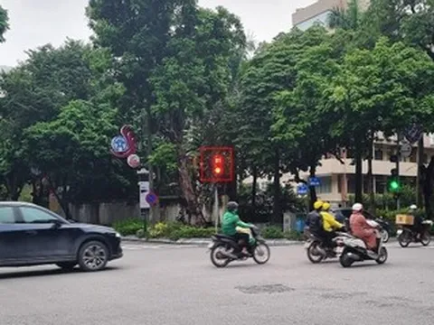 Xuất hiện cột đèn giao thông có đèn đếm lùi 8 giây ở Hà Nội