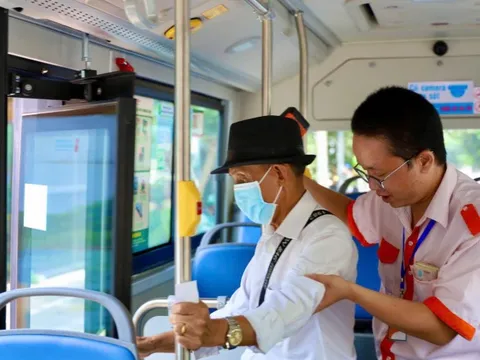 Người cao tuổi đi xe buýt tại TP HCM cần lưu ý điều này