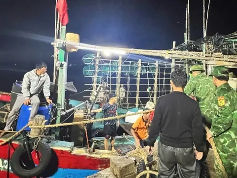 Một tàu cá kịp cứu 7 người trên biển