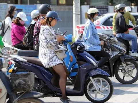 Cục CSGT: Dùng điện thoại khi dừng đèn đỏ sẽ không bị phạt