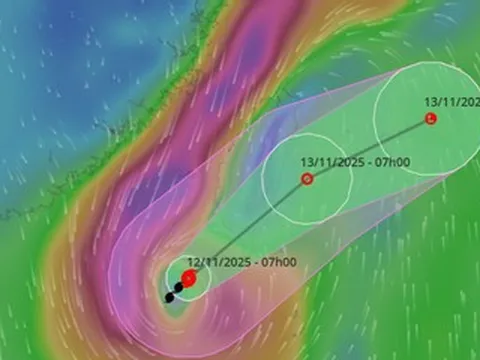 Bão số 14 Fung-Wong suy yếu nhanh, tăng tốc rời Biển Đông trong hôm nay