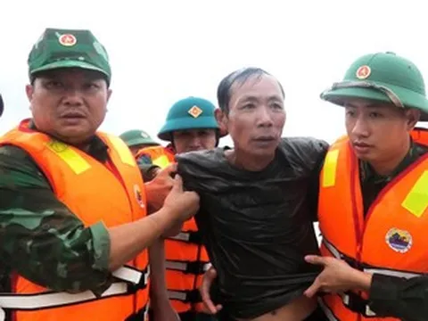 Clip cảnh 8 thuyền viên tàu cá bị chìm bám dây bơi vào bờ