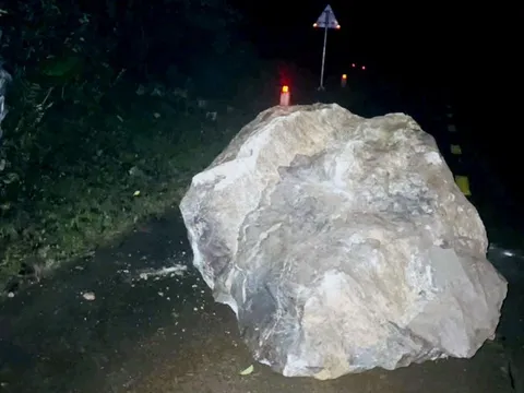 Tảng đá nặng hàng tấn sạt lở lăn xuống đường trong đêm, chính quyền tính chuyện di dời dân