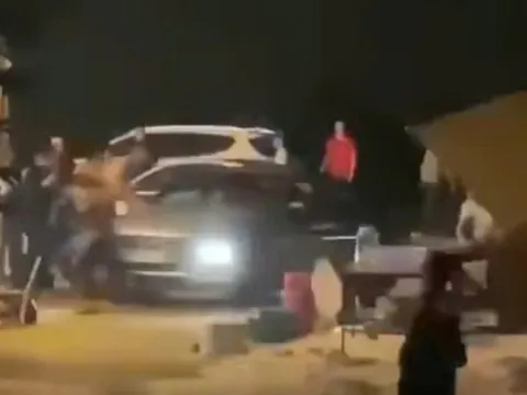 Video mới vụ tài xế tông xe vào đám đông, bị nhiều người vây đánh