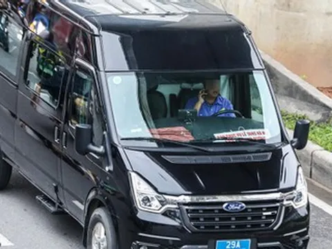 Nhan nhản cảnh tài xế tay lái, tay ‘lướt’ điện thoại trên đường ở Hà Nội