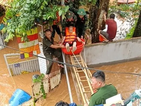 Nhiều khu dân cư ở Đồng Nai ngập cả mét, cụ bà được cứu kịp thời giữa biển nước