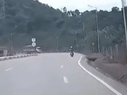 Xe tải mất phanh chở 3 người lao xuống dốc Cun