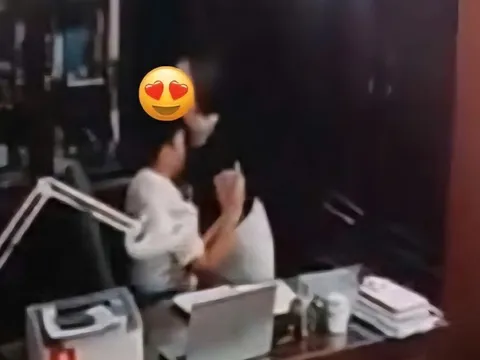 Diễn biến mới vụ người đàn ông "thân mật" với nhiều phụ nữ ở trường THPT