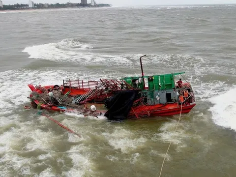Video: Thót tim cảnh cứu 8 ngư dân trên tàu cá bị chìm tại cửa biển