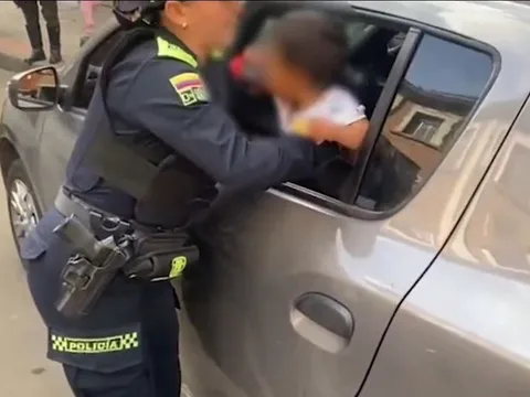 Phát hiện bé trai 2 tuổi bị nhốt trong xe ô tô trong nhiều giờ