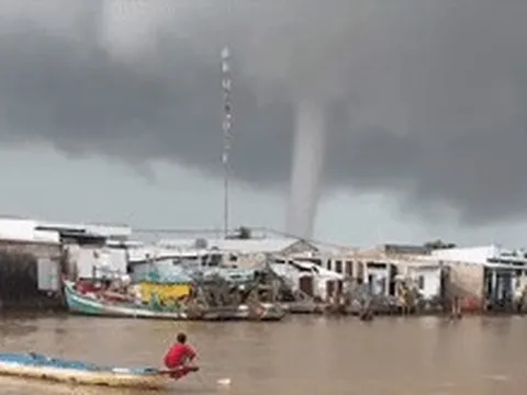 Clip vòi rồng xuất hiện trên vùng biển Cà Mau