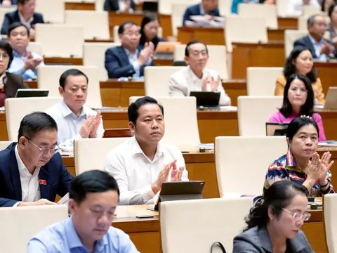 Nghiên cứu lương đặc thù cho cán bộ y tế, rà soát sửa thông tư 19 về khen thưởng, kỷ luật học sinh